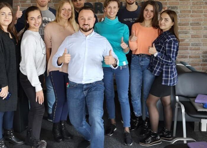 Участники тренинга по продажам вместе с бизнес-тренером Евгением Тепляковым в офисе компании